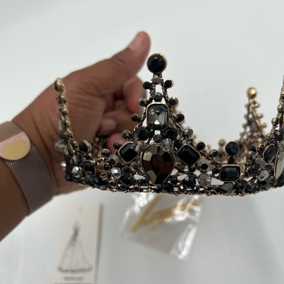 An Exquisite Vintage-Inspired Royal Crown - Picture 5 of 7